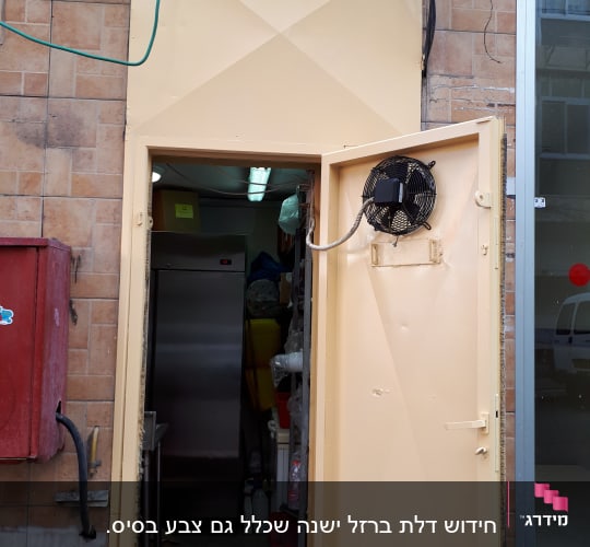 דלת צבועה בצבע בז
